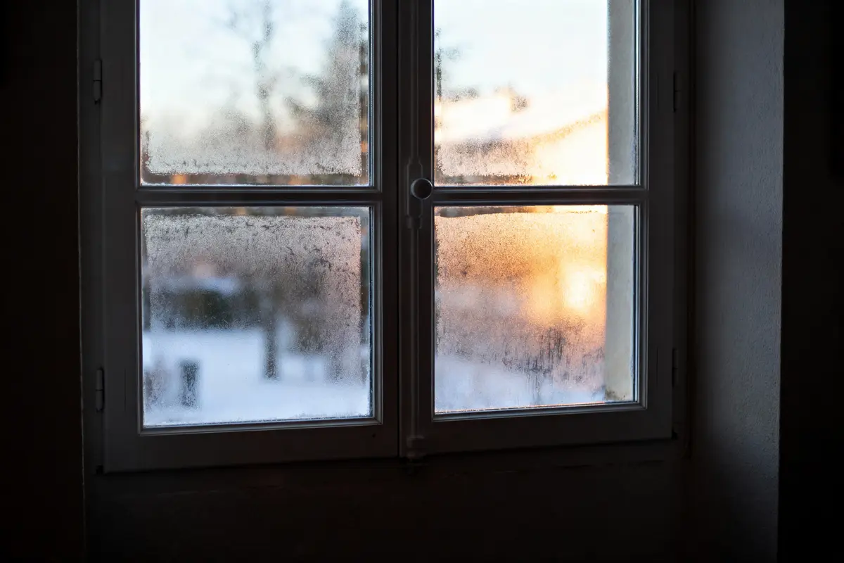 pexels-michal-pech-213601-757318 (1) Fenêtre en verre embué, vue floue sur extérieur ensoleillé, ambiance hivernale.
