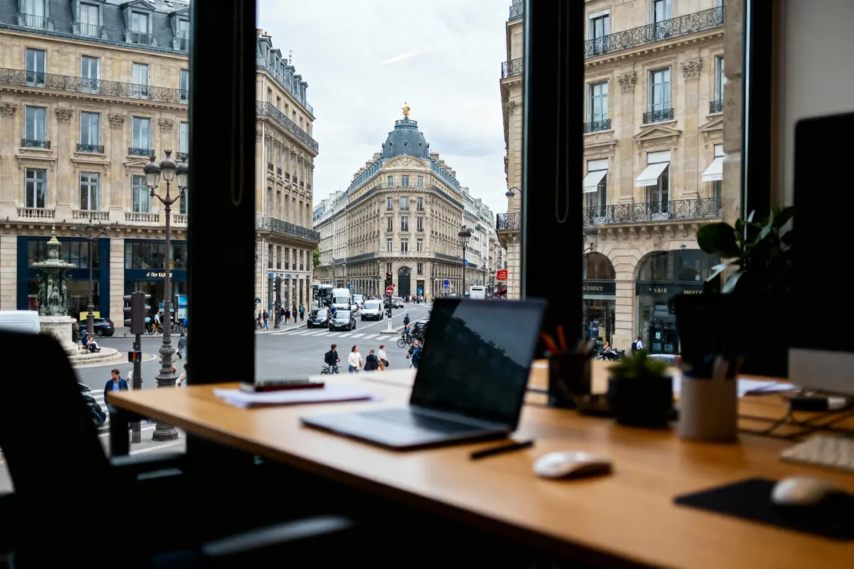 pexels-michal-pech-213601-757318 (1) Vue de Paris depuis un bureau, montrant rue animée, voitures, piétons et bâtiments haussmanniens.