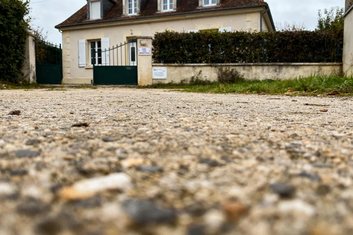 pexels-michal-pech-213601-757318 (1) Vue basse d'une maison traditionnelle avec pelouse, portail vert et ciel nuageux. Premier plan flou.