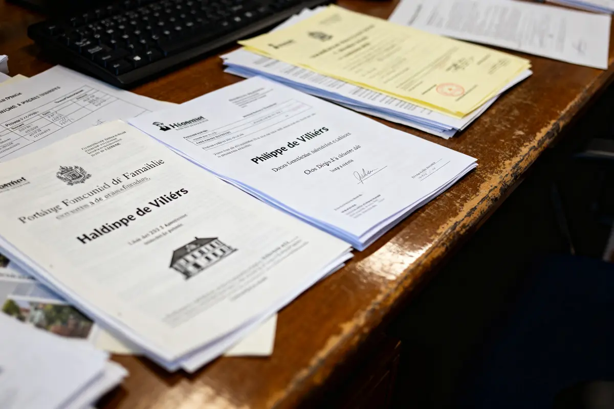 pexels-michal-pech-213601-757318 (1) Documents sur bureau relatifs à la fortune de Philippe de Villiers et ses propriétés