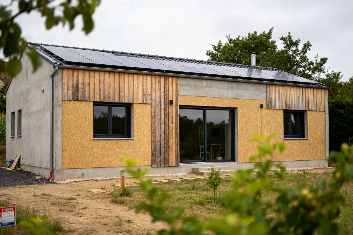 pexels-michal-pech-213601-757318 (1) Maison écologique avec panneaux solaires, concept habitats-durables.org pour un futur durable et vert