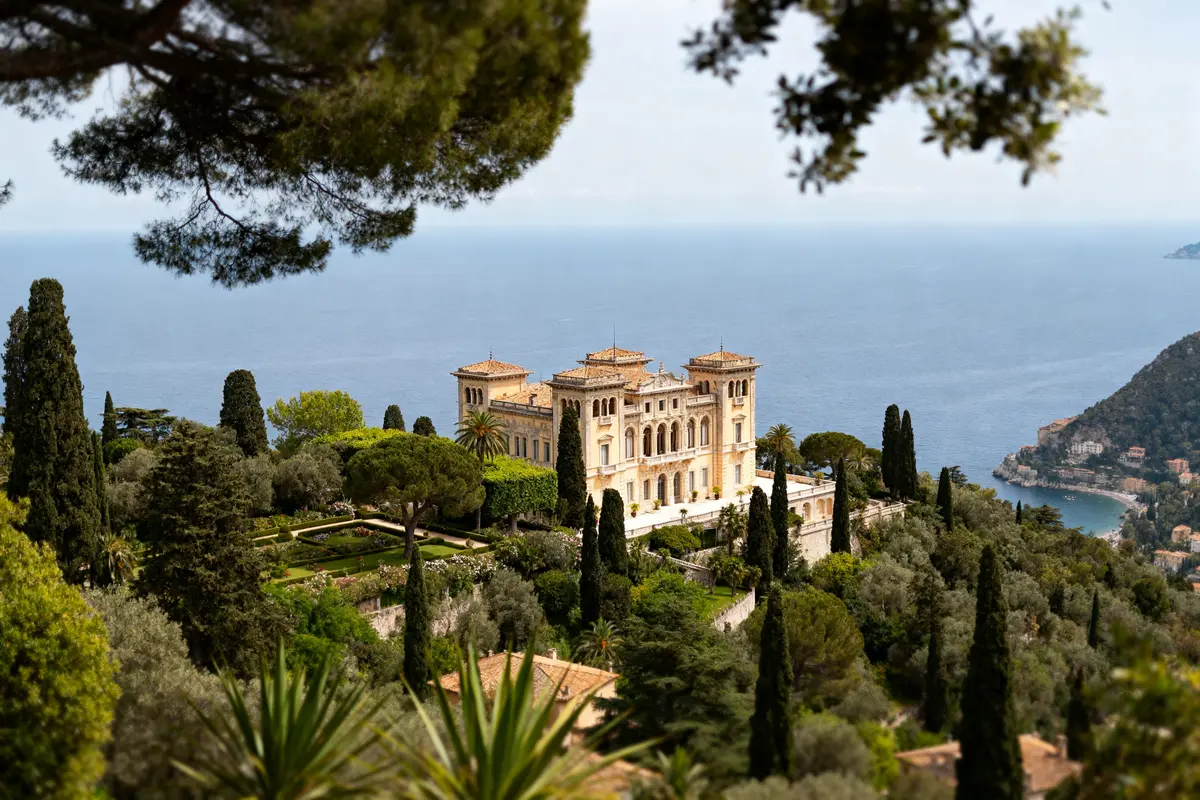pexels-michal-pech-213601-757318 (1) Vue aérienne de la villa Leopolda house entourée de jardins et surplombant la mer Méditerranée